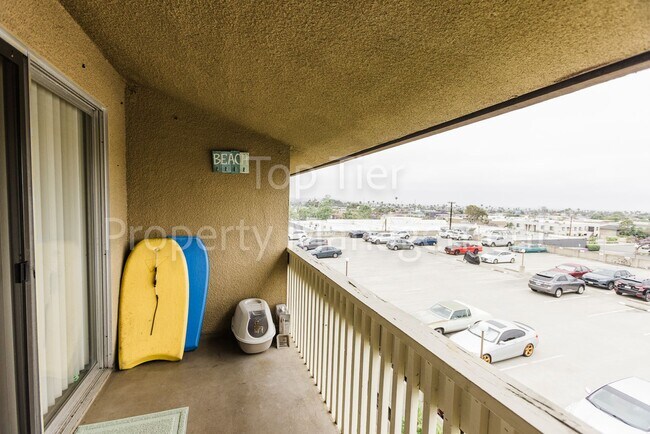 Building Photo - Spacious Top-Floor 1BR Condo with Ocean Vi...