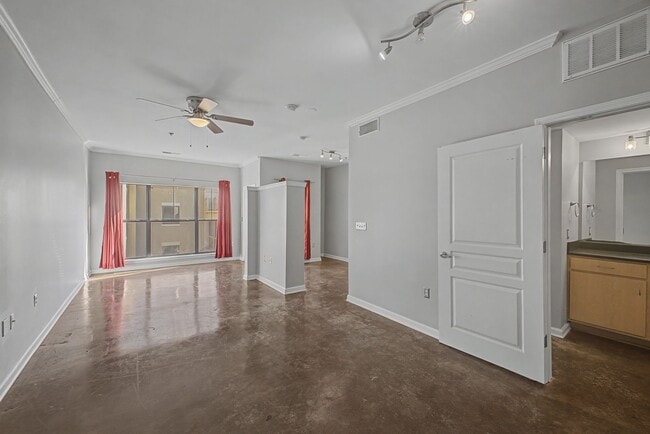 Building Photo - Penthouse-level 1 bed / 1 bath Condo at Bristol on Broadway
