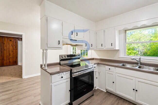 Building Photo - Paws Welcome! Charming 3BR Home in Historic Lithonia