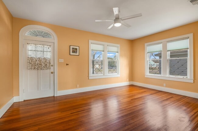 Building Photo - 4823 Fannin Dr