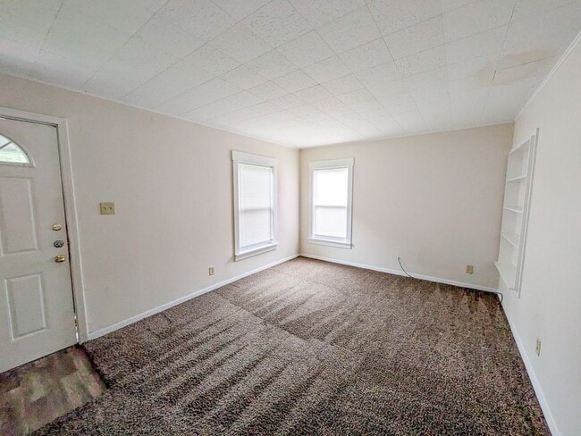 Building Photo - 5365 E Parkway Dr