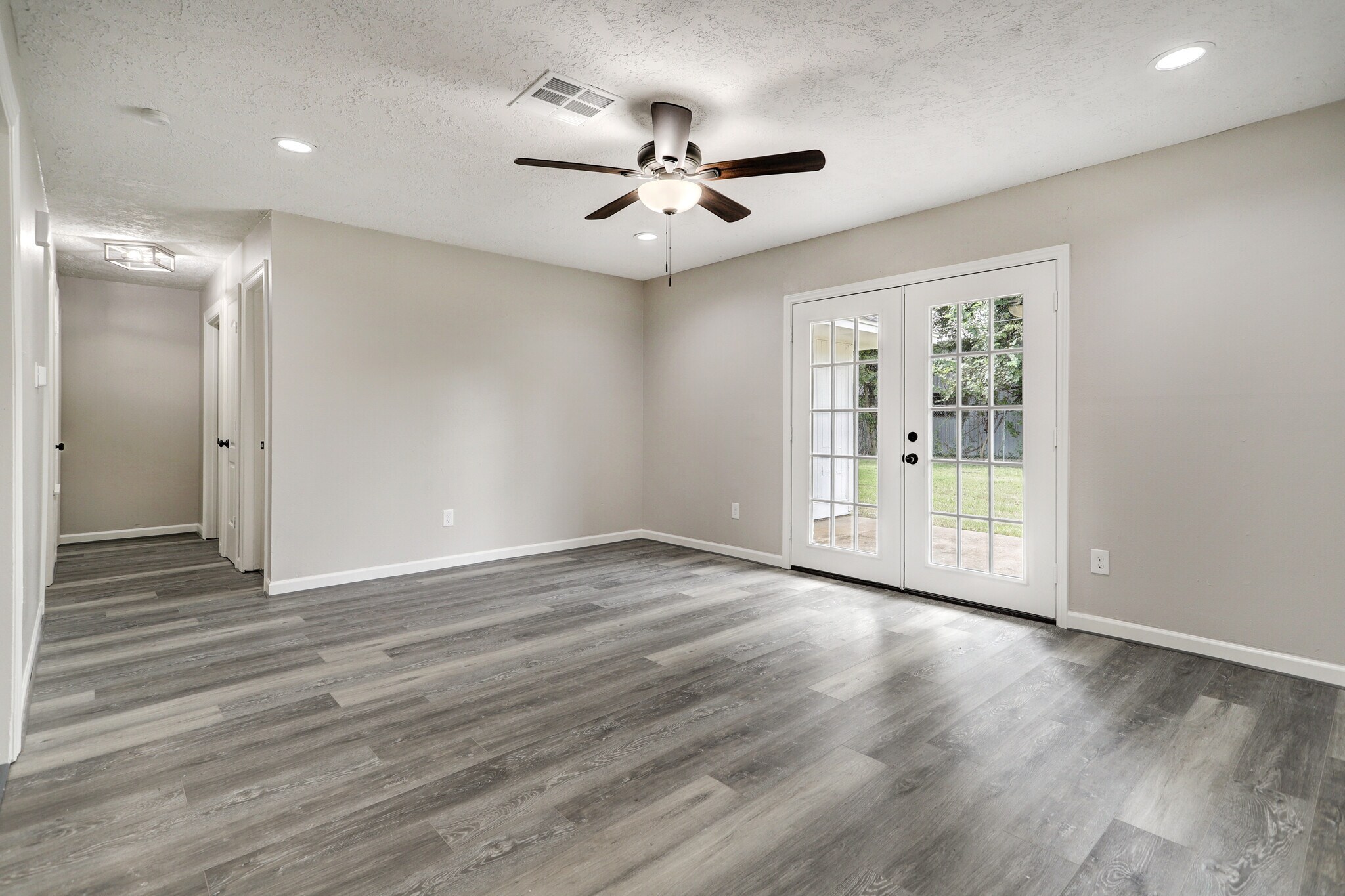 Building Photo - 4411 Oak Shadows Dr