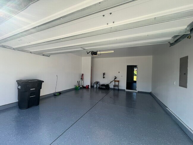 Building Photo - 621 High Hl Dr