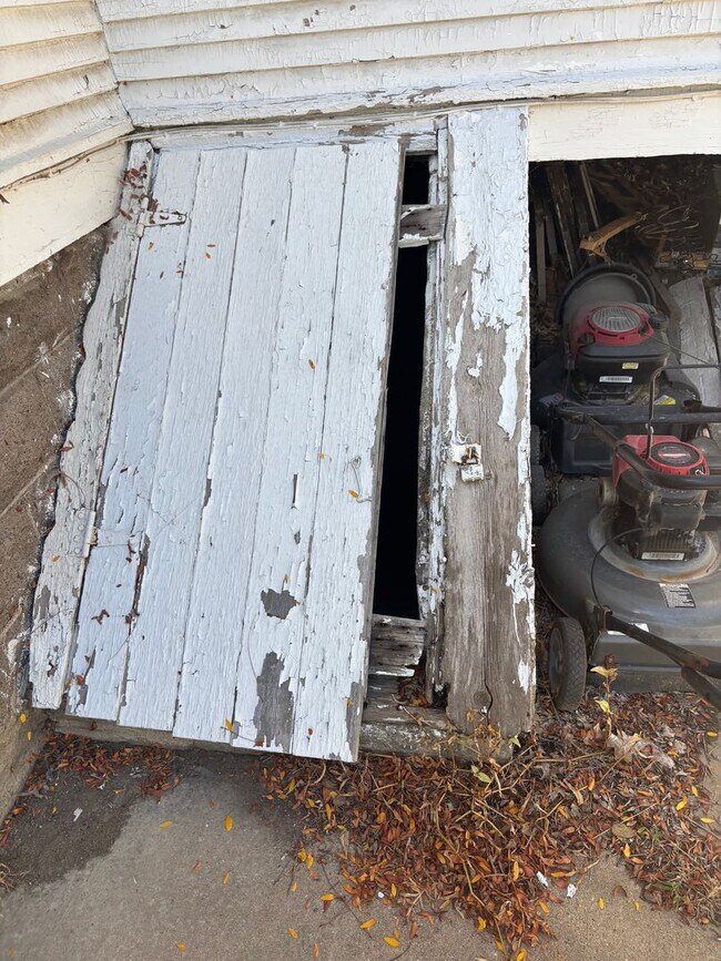 Building Photo - AVAILABLE NOW!!!  1 bedroom, 1 bath house ...