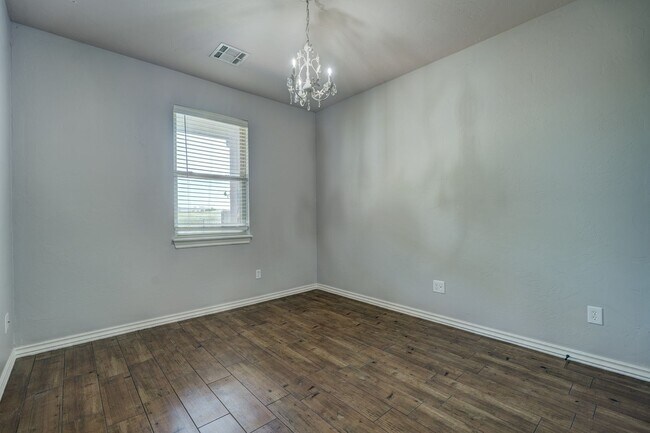 Building Photo - Stunning 3 Bedroom Home with Fireplace, Community Amenities & Open Floor Plan