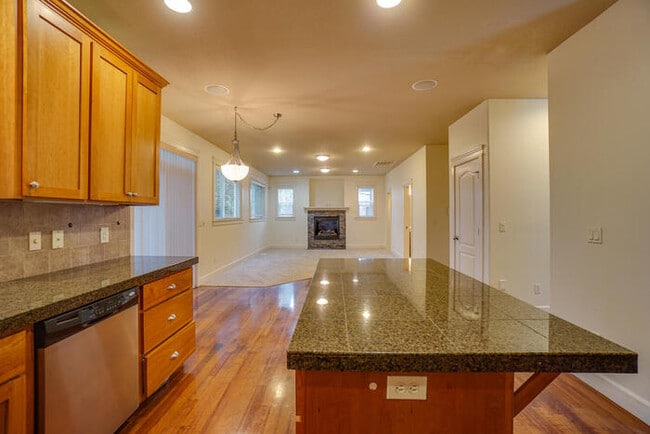 Building Photo - BEAUTIFUL FOUR BEDROOM HOME IN VANCOUVER