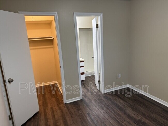 Building Photo - 6051 In the Pines Dr SE
