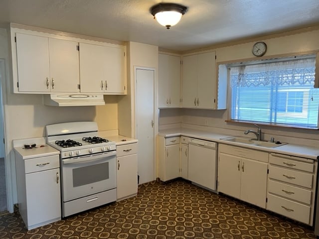 Building Photo - 576 Military E