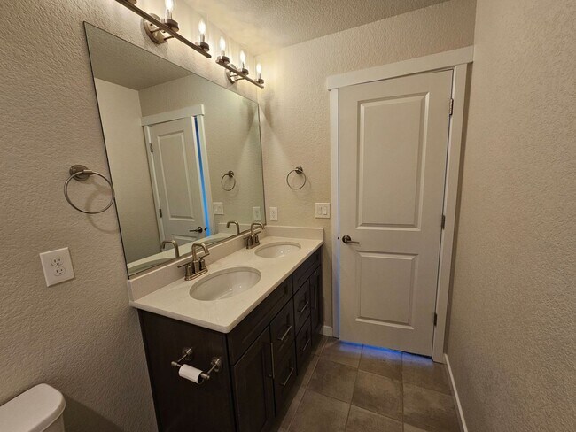 Building Photo - 1853 Clayhouse Dr