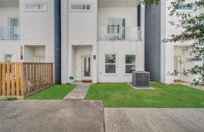 Building Photo - 2116 Naomi St