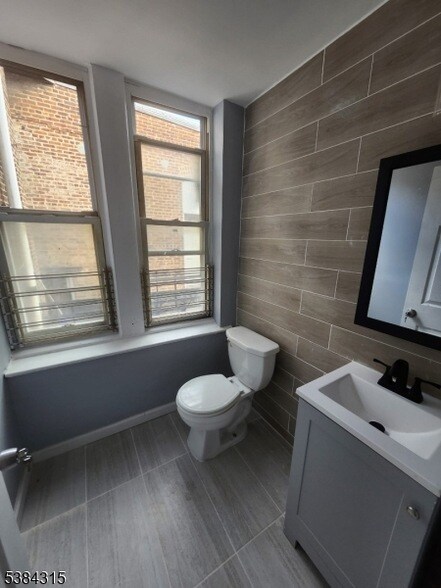 Building Photo - 320 S Orange Ave