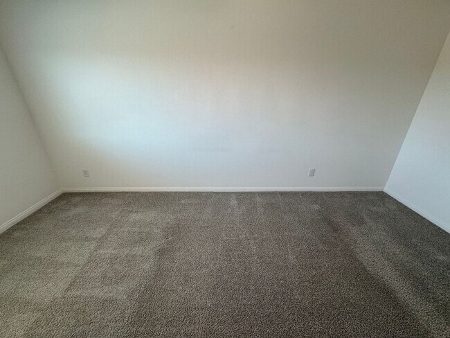 Building Photo - BEAUTIFUL PET FRIENDLY 3 BEDROOM 3 BATH TR...