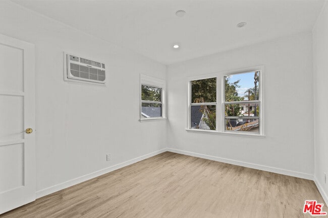Building Photo - 544 1/2 N Genesee Ave