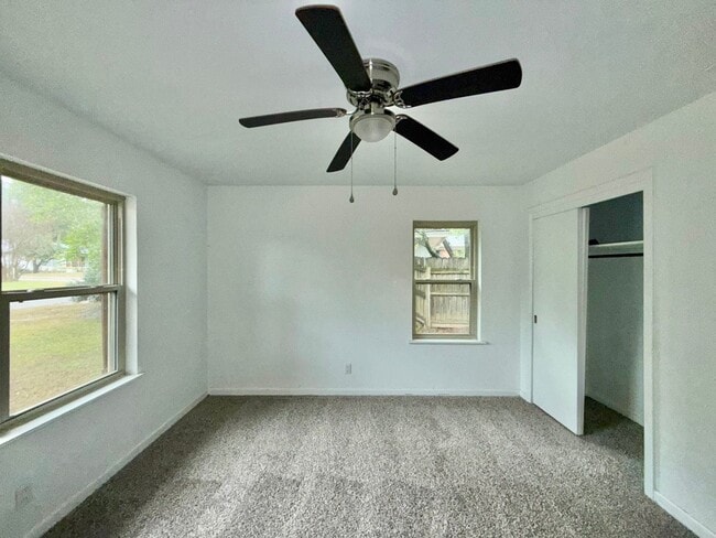 Building Photo - Adorable 3 Bed 2 Bath in Tyler with TWO Living Spaces! 1/2 OFF FIRST FULL MONTHS RENT!!