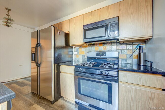 Building Photo - 87-10 34th Ave