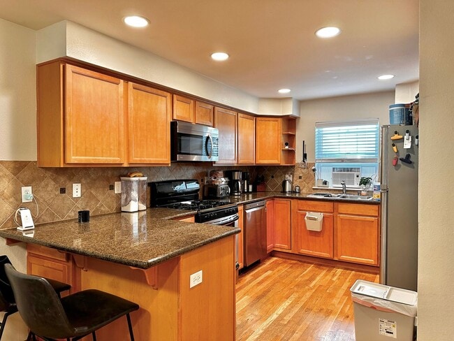 Building Photo - Modern 3BR | 2.5BA Townhome with Private T...