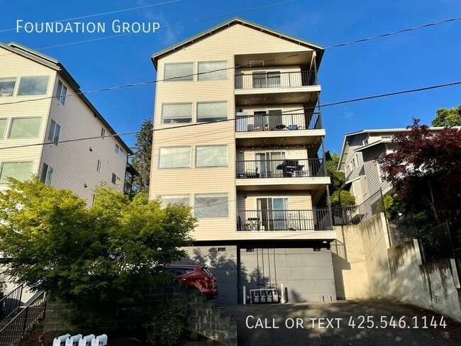 Building Photo - HUGE 2 bed, 2 bath apartment! 2 months FRE...