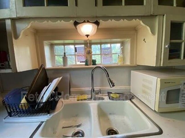 Building Photo - 911 E King St