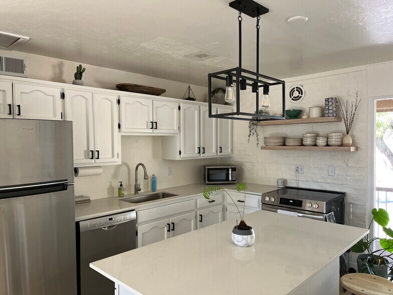 Building Photo - 2 W Greenock Dr