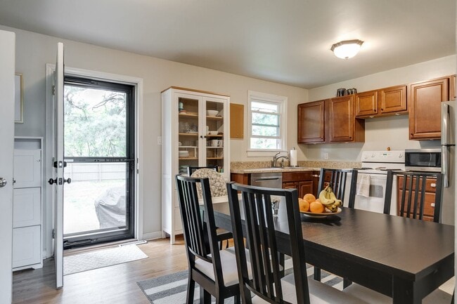 Building Photo - Charming 3 Bedroom Rancher Available Early...