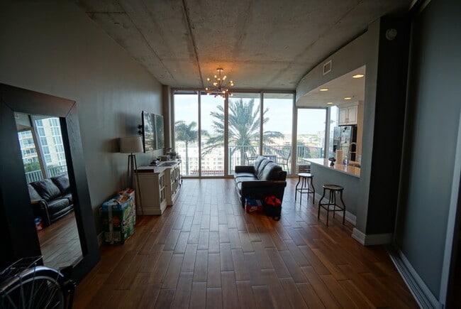 Building Photo - Downtown Tampa Luxury 1BR Condo at Skypoint