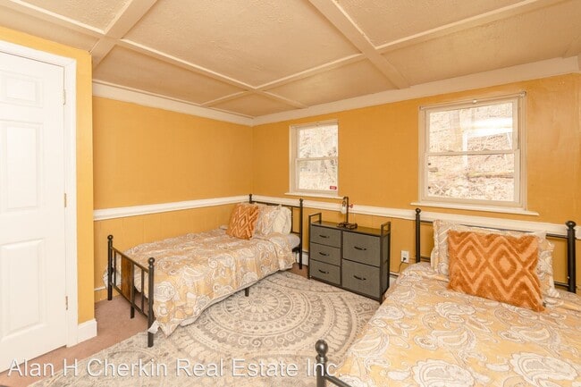 Building Photo - 3 br, 1 bath House - 4 East Miller Road