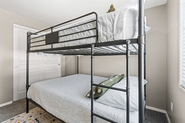 Building Photo - 2023 E Elm Grove Dr