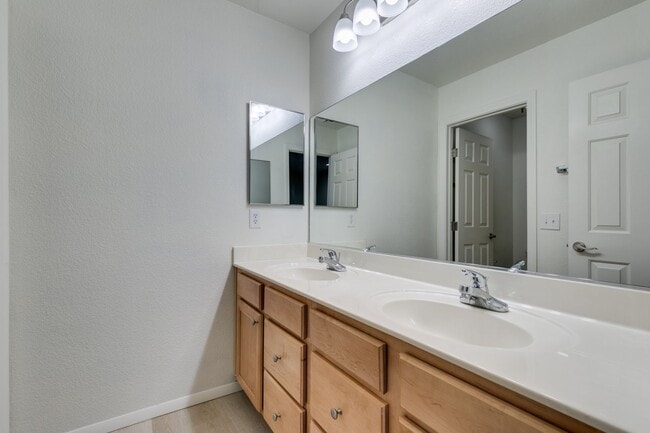Building Photo - Great 3 bedroom house with a large loft an...