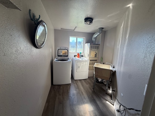 Building Photo - Country Home, 4 bed/2bath short term rental