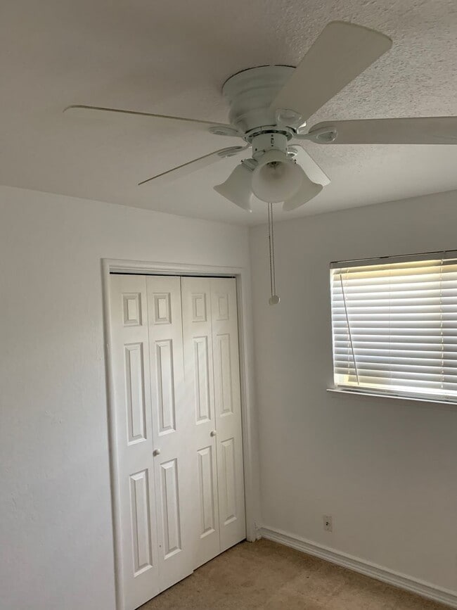 Building Photo - 3 Bedroom 2 Bath Home