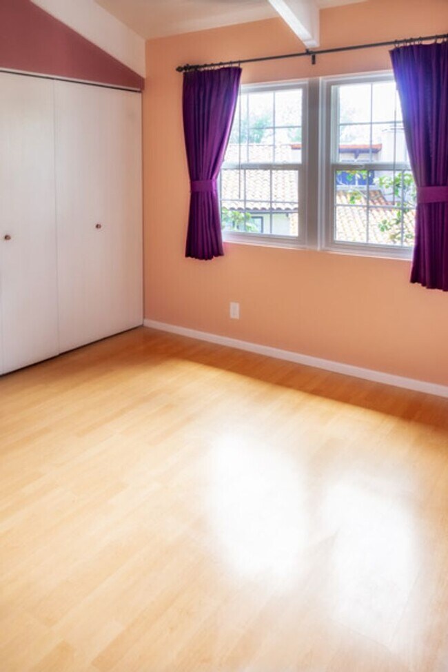 Building Photo - Spacious & Bright 3 Bedroom End Unit Condo in Prime Location