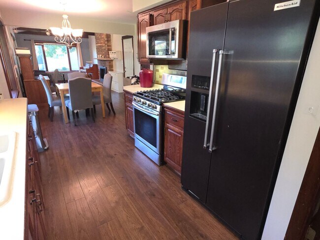 Building Photo - Updated 4 bedroom home in Merton