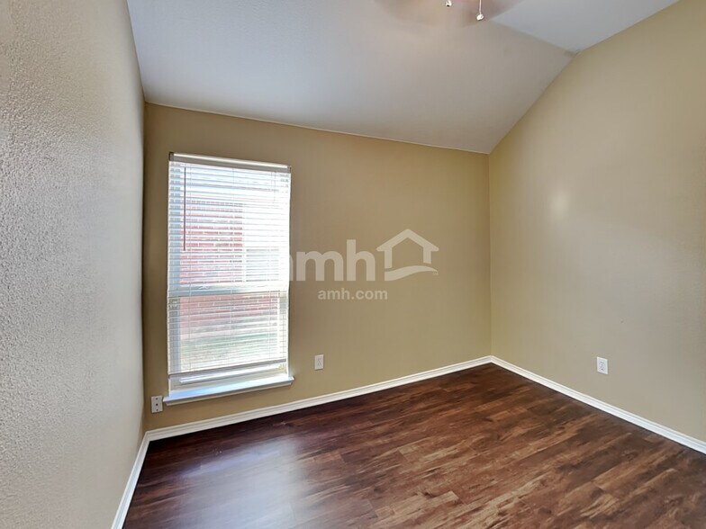 Building Photo - 10437 Manhassett Dr