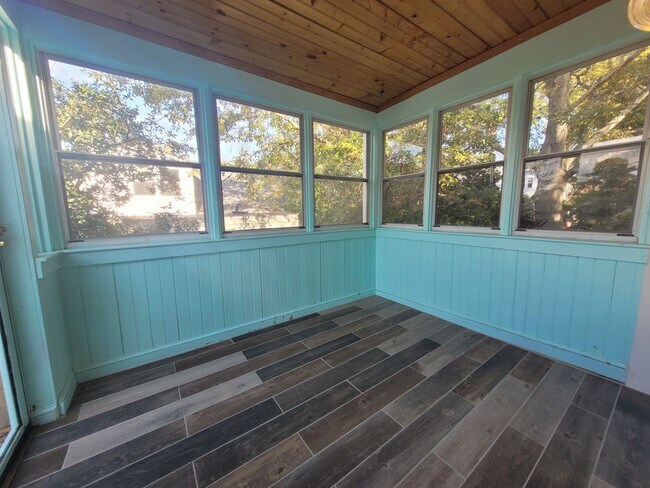Building Photo - LARCHMONT