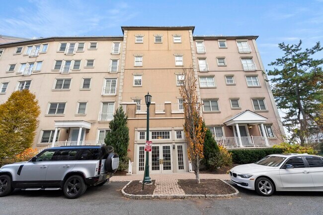 Building Photo - 200 Shearwater Ct W