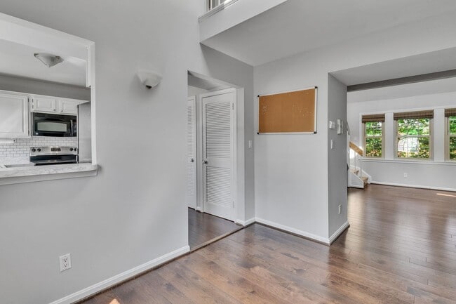 Building Photo - 2 Bedroom with Loft in Old Town North