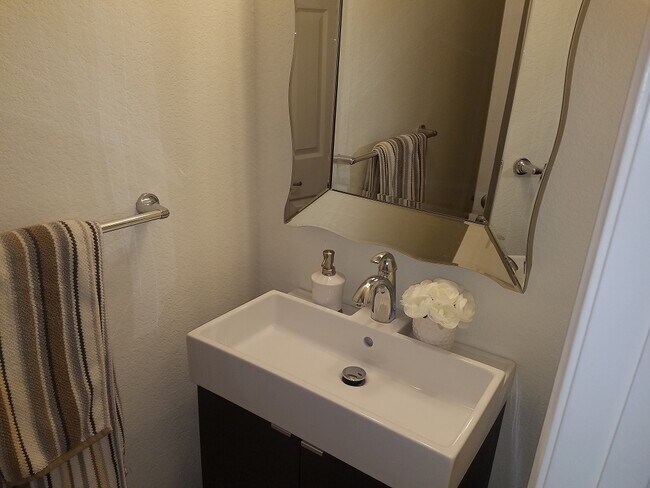 Building Photo - 2 Bedroom with an office!!