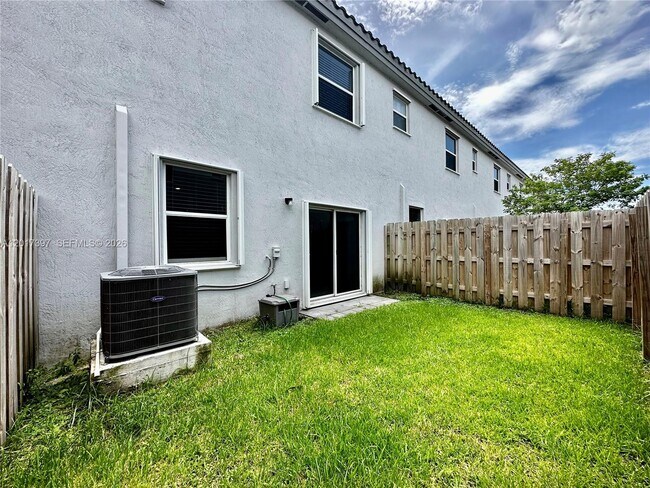 Building Photo - 2685 SE 13th Ct