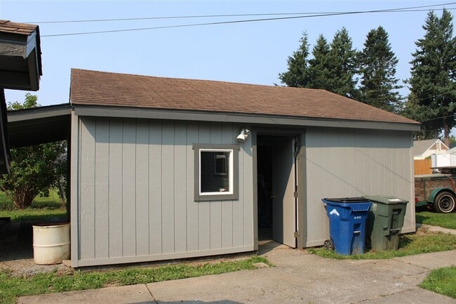 Building Photo - 3 Bedroom, 1.5 Bathroom House! Available now!