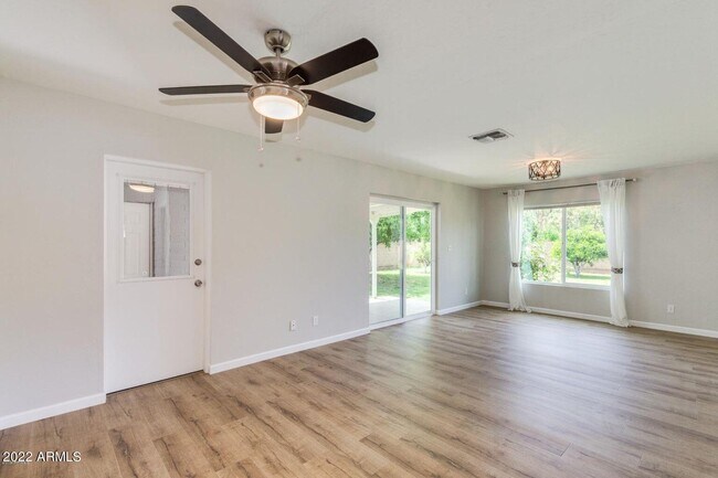 Building Photo - 2030 N 38th Pl