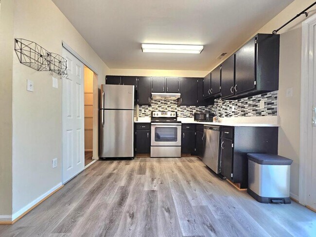 Building Photo - 8561 Southlawn Ct