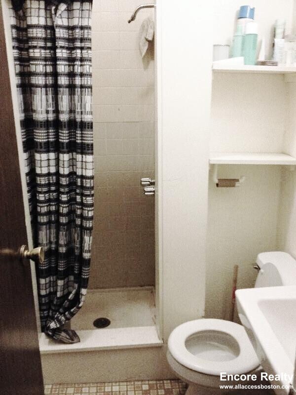 Building Photo - 40 Anderson St