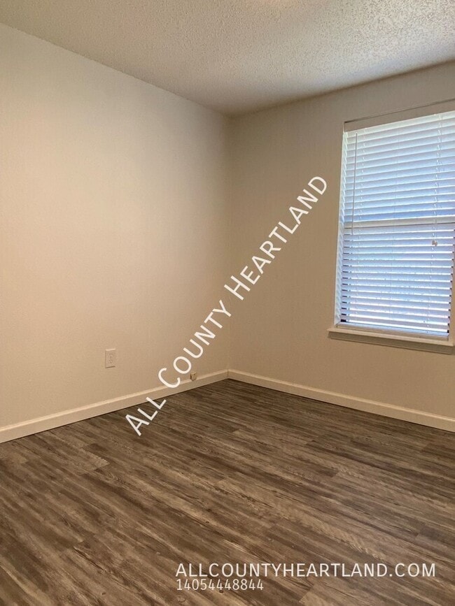 Building Photo - 1809 SE 12th St