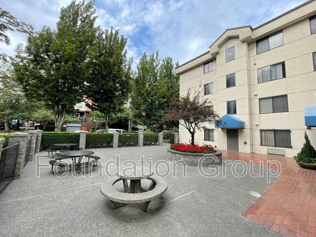 Primary Photo - 400 10th Ave