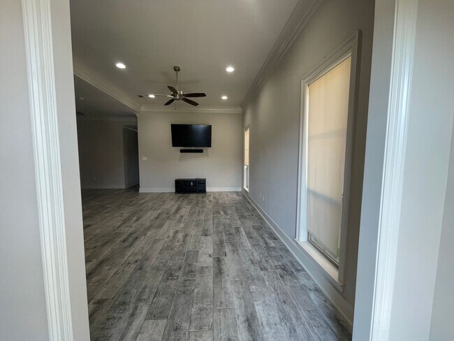 Building Photo - 3 Bedroom House in The desirable University Villas