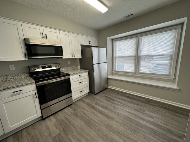 Building Photo - 2 Bedroom Town home in the heart of Virginia Beach