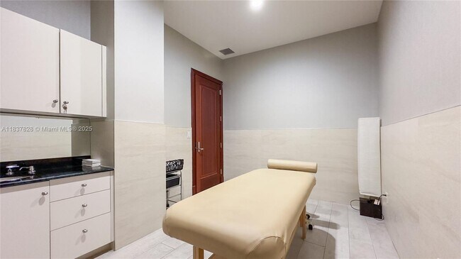 Building Photo - 9601 Collins Ave