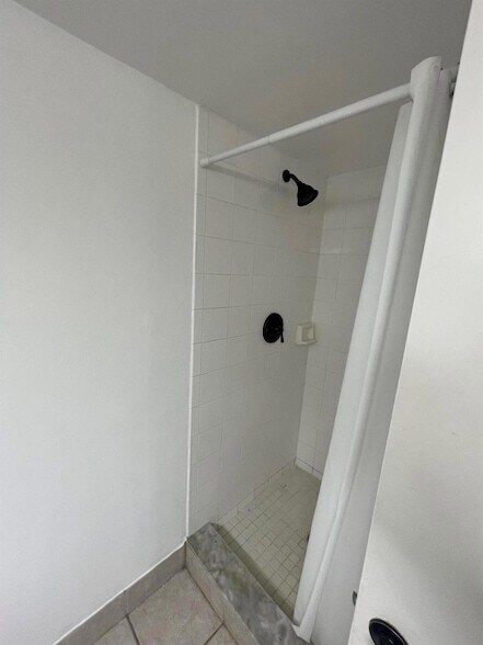 Building Photo - 400 Crestwood Ct N