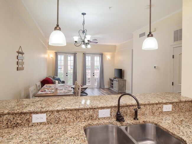 Building Photo - Jackson Square - Remodeled 2 Bedroom, 2 Bathroom Condo