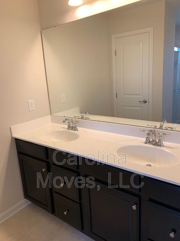 Building Photo - 10 Country Dale Dr